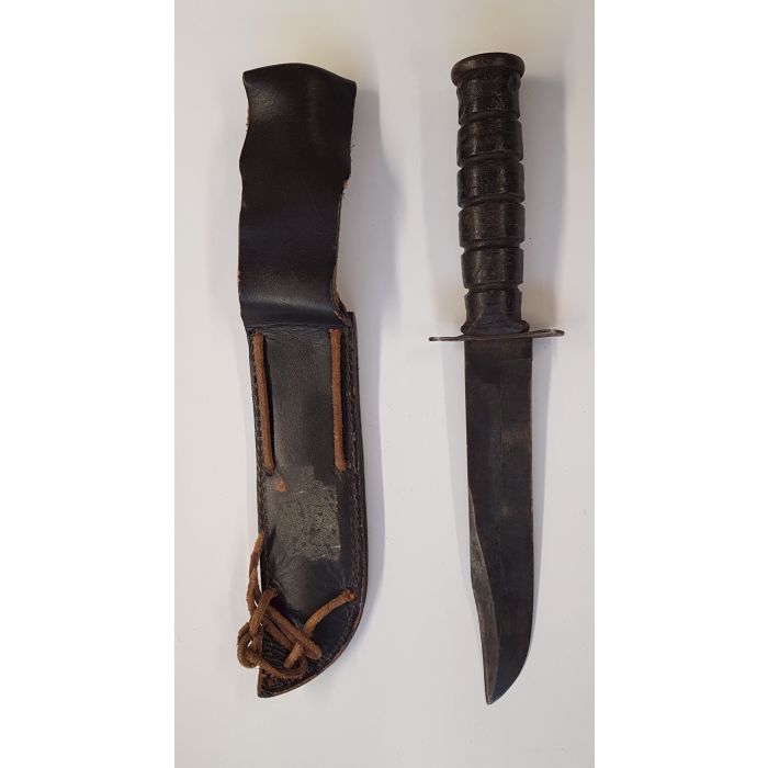 U.S. WWII KA-BAR FIGHTING KNIFE BY CAMILLUS N.Y. WITH LEATHER SCABBARD - Image 2