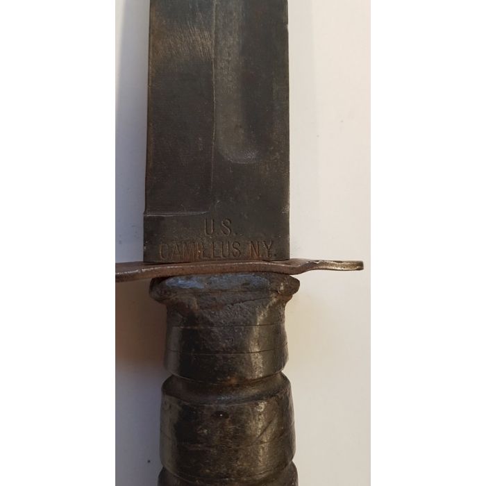 U.S. WWII KA-BAR FIGHTING KNIFE BY CAMILLUS N.Y. WITH LEATHER SCABBARD - Image 7
