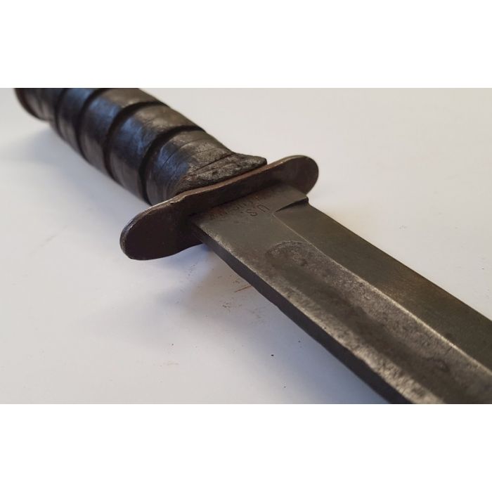 U.S. WWII KA-BAR FIGHTING KNIFE BY CAMILLUS N.Y. WITH LEATHER SCABBARD - Image 4